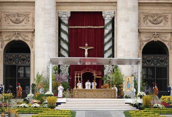 Francisco se dirigió a la explanada adornada con flores frente a la Basílica de San Pedro.