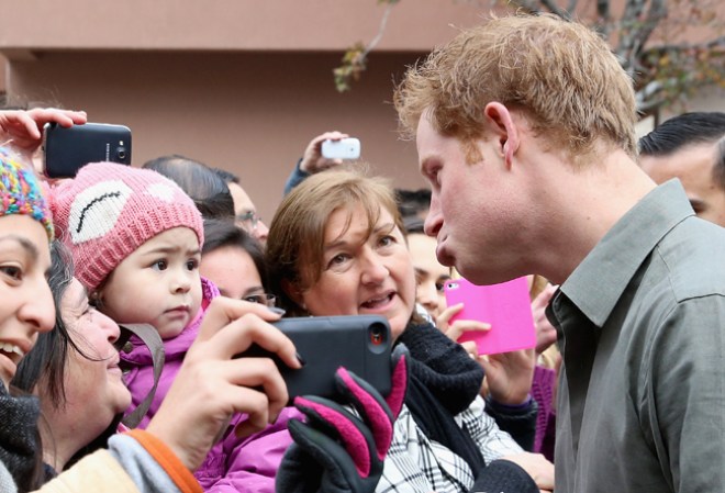 El príncipe Harry saluda a sus fanáticos en su visita una estación de bomberos en Valparaiso, Chile.