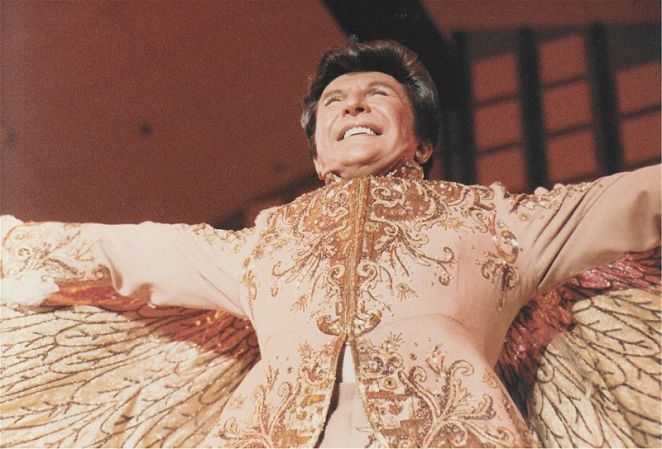 El popular pianista Liberace demandó criminalmente por difamación en 1956 a un periodista británico. Lo acusó de sugerir que era homosexual y y ganó el caso, asegurando ante la corte no tener ni haber tenido inclinaciones homosexuales. Más tarde y tras su muerte en 1987 salieron a la luz numerosos testigos quienes confirmaron que el músico era "gay", algo que en la década de 1950 hubiera podido destruir su carrera.