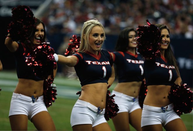 Las porristas de la NFL y del "football" universitario asombran con su belleza y su energía.