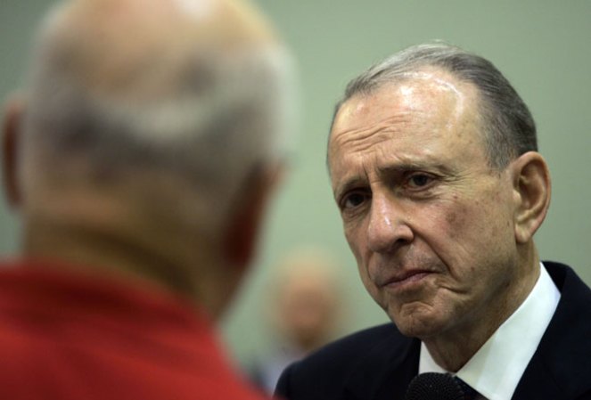 14 DE OCTUBRE, 2012: Un linfoma pone fin a la vida del senador por Pensilvania Arlen Specter a los 82 años de edad.