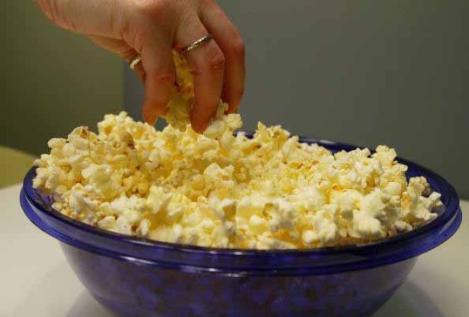 Palomitas de maíz para el microondas- Las grasas trans o sólidas se utilizan en estos productos a efectos de su conservación. Para sustituirlos, los médicos sugieren hacerlas con aceite.
