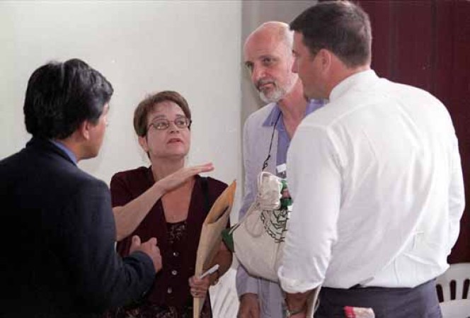En el centro, Rhoda y Mark Berenson hablan con el abogado de su Hija, Jose Sandoval, en la izquierda, en Abril 9, 2001.