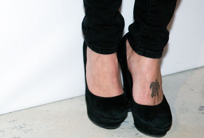 Lleva uhna tatuaje en el pie derecho.