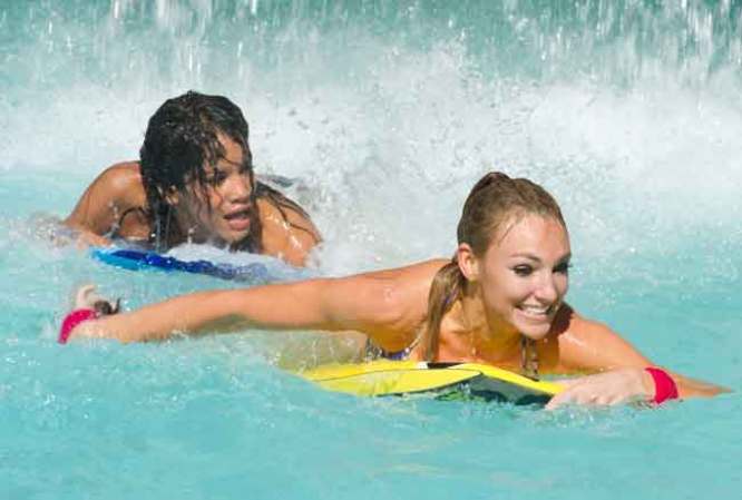 Entre desfile y desfile las candidatas a Miss USA toman el sol y practican juegos de agua.