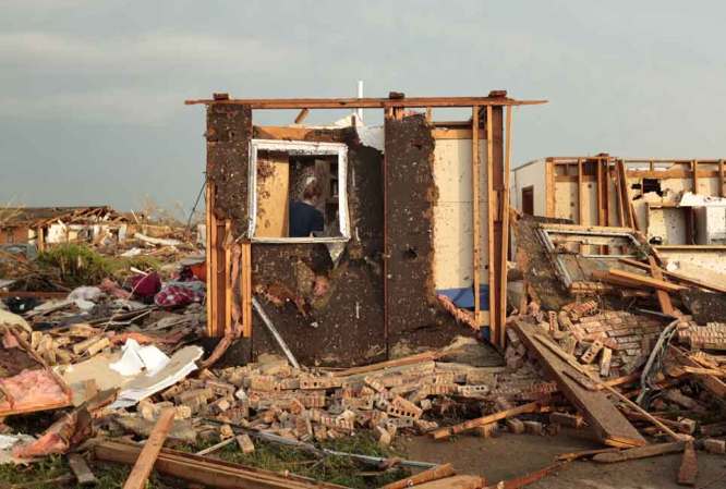 El estado de Oklahoma está de luto tras el paso de un descomunal sistema de tornados que ha costado decenas de vidas.