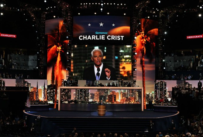 Por el escenario desfilaron políticos que endosan a Obama, entre ellos Charlie Crist, ex gobernador de la Florida.