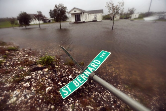 Se reporta que decenas han sido rescatados en el área de Braithwaite, Luisiana, debido a las inundaciones.