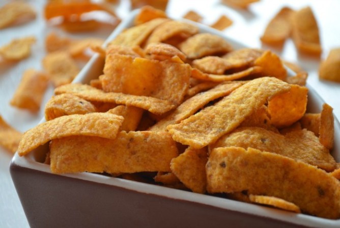 2. Snacks procesados. Las botanas y frituras embolsadas pueden ser deliciosas, pero también crean grandes problemas de salud porque elevan los niveles de azúcar al máximo y provocan hambre muy pronto.