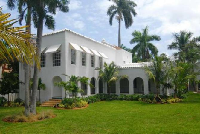 Rodeada por jardines con plantas tropicales, la mansión, que el gángster adquirió por 40,000 dólares, tiene una piscina de 10 metros por 20 metros.