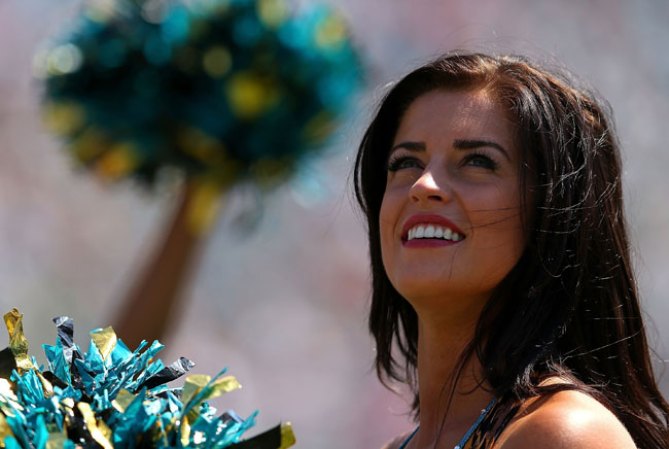 Las porristas de la NFL y del "football" universitario asombran con su belleza y su energía.