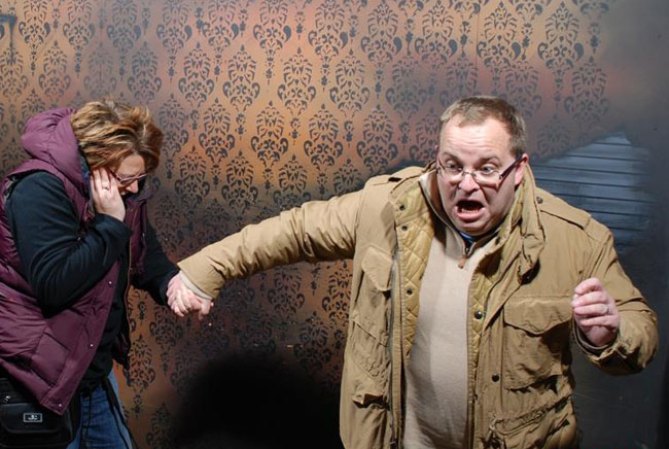 Fotos tomadas a quienes visitan la Casa del Horror Nightmares Fear Factory en Niagara Falls, Canadá, Lo que no se revela es la causa del espanto.