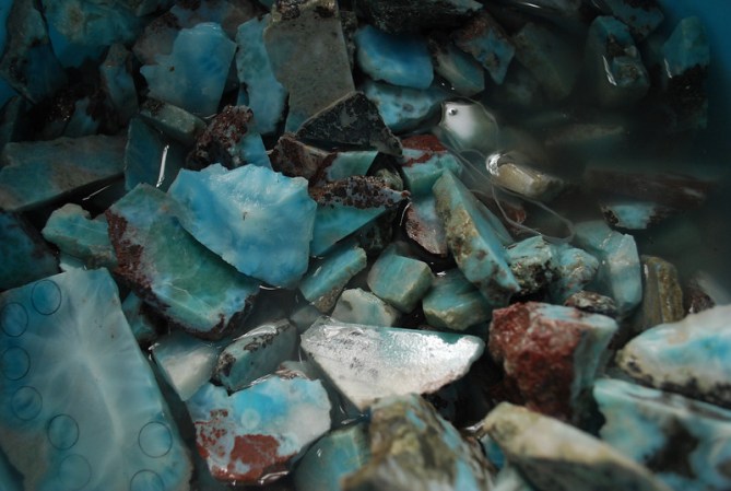 En Barahona puedes encontrar una piedra semipreciosa exclusiva del Caribe, conocida como larimar.