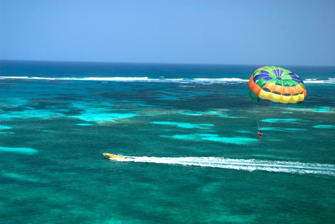 La costa este de Punta Cana es un sitio ideal para la práctica del Parasailing, para admirar desde lo alto el azul turquesa del mar.