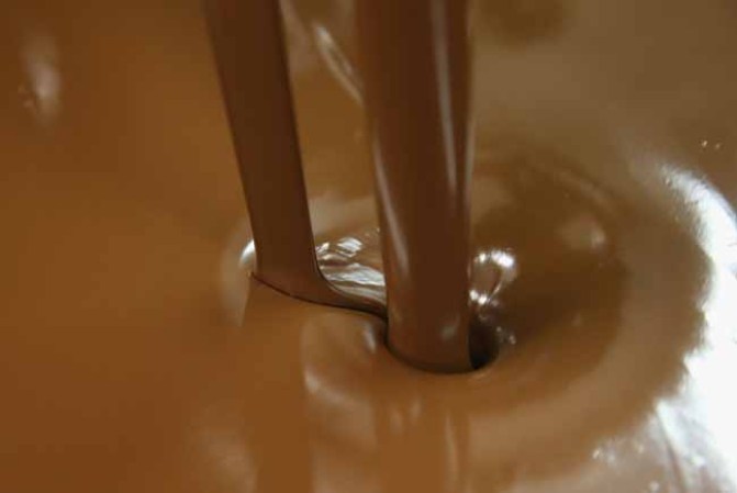 Estas son las manos que crean los mejores conejitos de Pascua de chocolate.