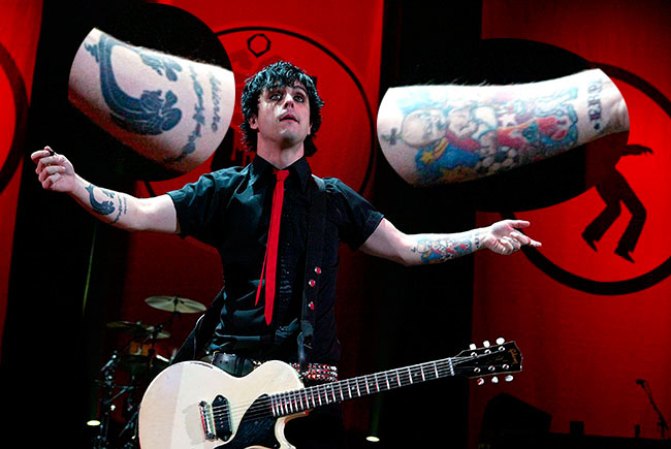 Billy Joe Armstrong (vocalista de Green Day). El californiano es un verdadero "catálogo de tatuajes" viviente. Tiene el logotipo de Jesucristo Superestrella, el bebé de Roger Rabbitl y muchos más.