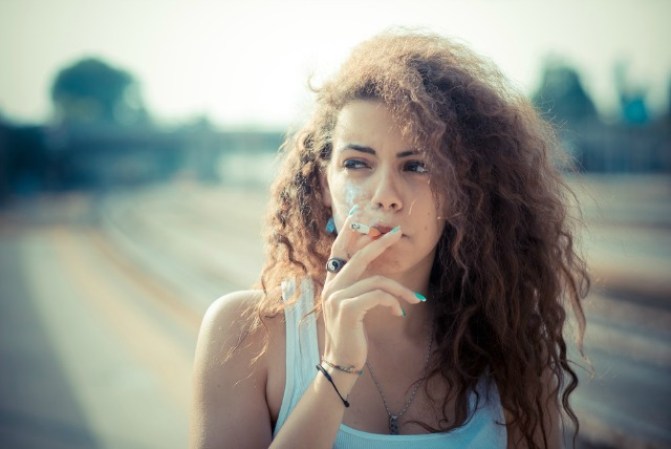15. Fumar puede afectar la apariencia de la celulitis. Está demostrado que el humo del cigarrillo reduce el flujo en los vasos sanguíneos y para debilita la formación de colágeno, permitiendo que el tejido conectivo sea dañado más fácilmente, además de que causa arrugas prematuras y deja la piel seca.