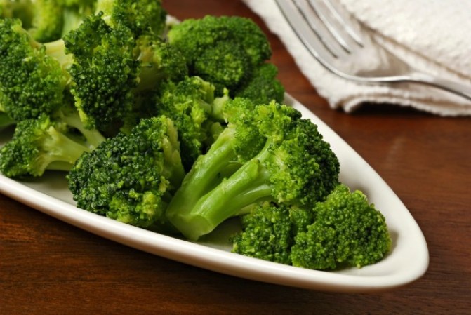 7. Vegetales. En general todos son nutritivos, sanos y recomendables; sin embargo, hay algunos, como el brócoli, la coliflor y las coles de Bruselas, que pueden causar distensión abdominal y producir gas metano en exceso.