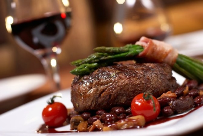 9. Carne. Si bien una buena comida con carne emociona el estómago de cualquier hombre, también puede ayudar a que el sexo desaparezca. Esto ocurre porque la carne tarda mucho tiempo en digerirse y la sensación de llenura disminuye el estímulo sexual.