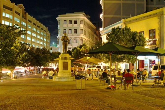 La placita frente al "parking" de Doña Fela, en el Viejo San Juan.