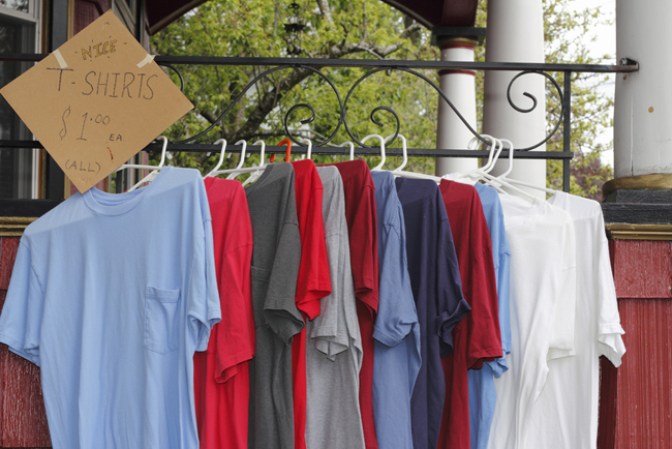 Si vas a vender ropa, procura colgarla. Será más fácil para tus clientes verla y tomar una decisión, además que es más fácil mantener orden.