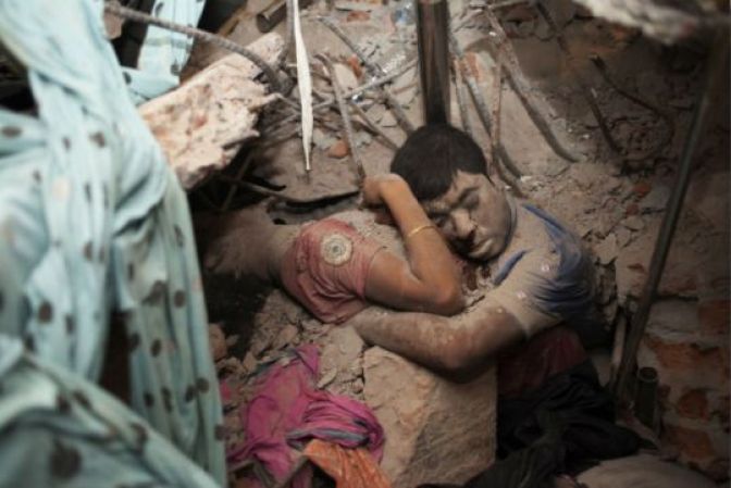 25 de abril 2013. Dos víctimas entre de los escombros del derrumbe en una fábrica de ropa en Dhaka, Bangladesh. Foto TASLIMA AKHETERT