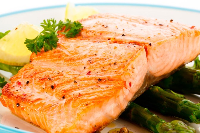 24. Come pescado: Fácil de digerir y con altas cantidades de Vitamina A y D, proporciona energía suficiente para el organismo.