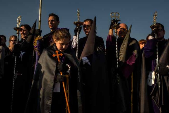 Las procesiones se echan a las calles para recordar la crucifixión de Jesús.