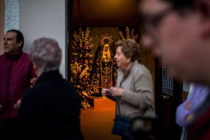 Las procesiones se echan a las calles para recordar la crucifixión de Jesús.