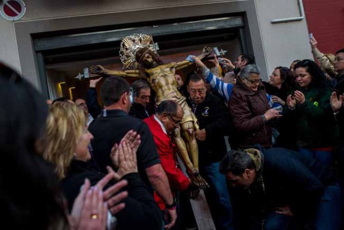 Las procesiones se echan a las calles para recordar la crucifixión de Jesús.
