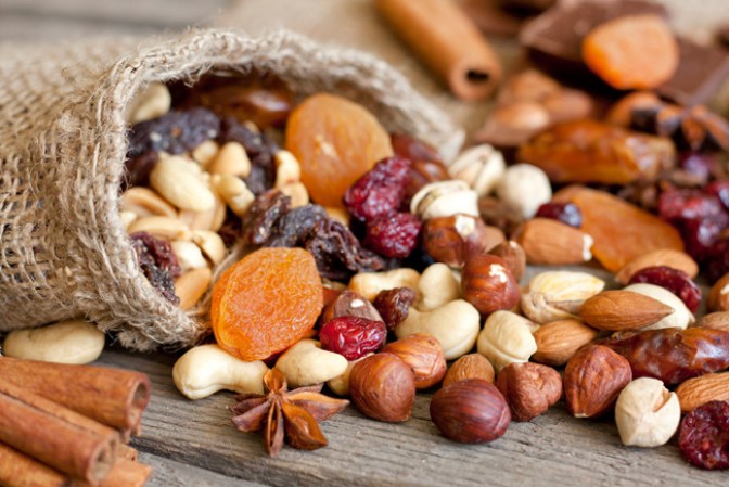 5.- Frutos secos: Las nueces, las almendras y el maní, contienen zinc, esencial para el mantenimiento de la piel y el cabello. Selenio y vitamina B en grandes cantidades, nutrientes que fortalecen el cabello y retrasan la aparición de canas.