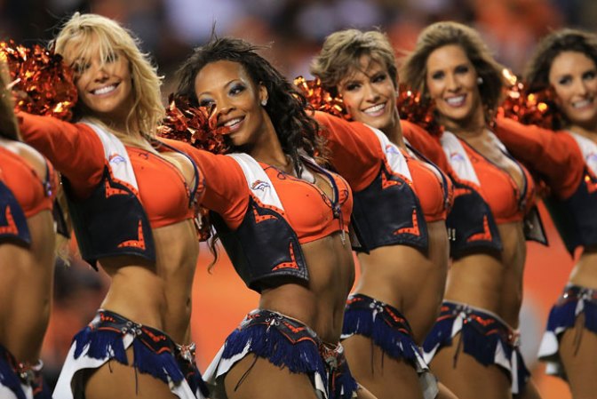 Las porristas de la NFL y del "football" universitario asombran con su belleza y su energía.