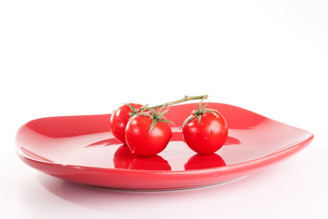 Come en platos pequeños de color rojo