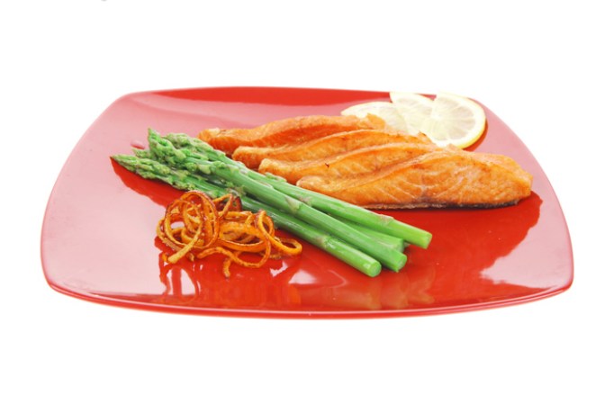 Un estudio demostró que el comer de platos de color rojo hace que inconsciente mente comas menos.