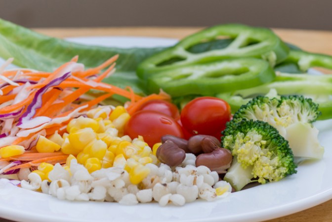 Procura que tu plato contenga al menos un cuarto de vegetales.