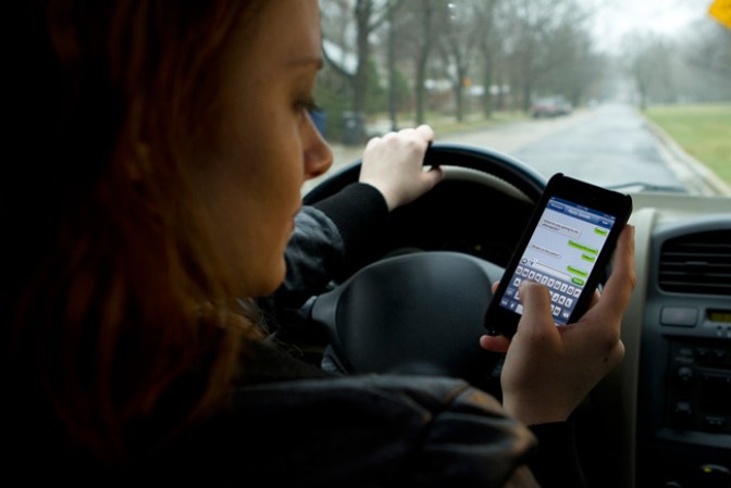 Textear al manejar, puede parecer inofensivo y puedes decir que lo tienes controlado, pero alguien que va texteando y manejando es mucho más peligroso que cualquier individuo manejando en ebriedad completa.