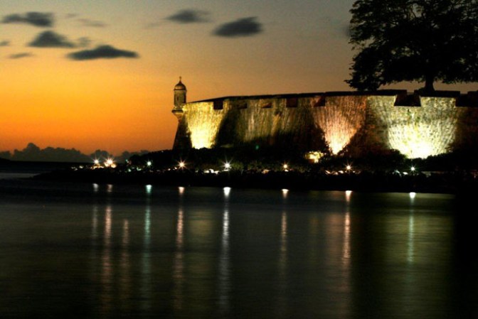 Vista al Viejo San Juan de noche