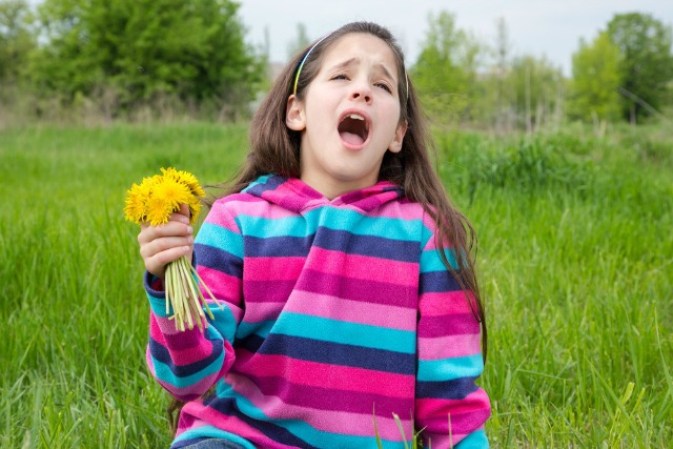Ojo: No estamos hablando de los estornudos que causan los resfríos, sino de un acto natural y simple, que puedes provocar haciéndote “cosquillas” en la nariz con una pluma o una flor, por ejemplo, para liberar tus pulmones.