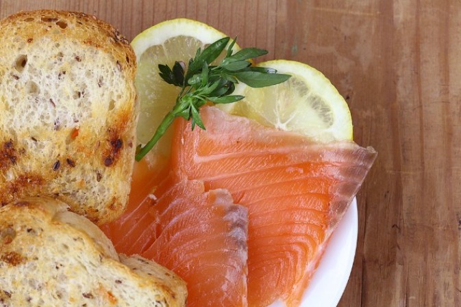 Si no quieres tomar el aceite de pescado en cápsulas, puedes ingerirlo de manera natural, incorporando pescado azul o salmón a tu dieta.