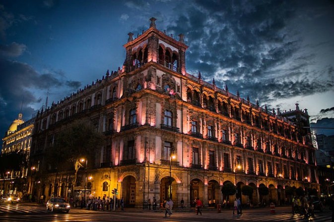 En el primer cuadro de la Ciudad se localizan una serie de monumentos coloniales aún en operación, como éste el Antiguo Palacio del Ayuntamiento, pero también está la Catedral Metropolitana y Palacio Nacional.