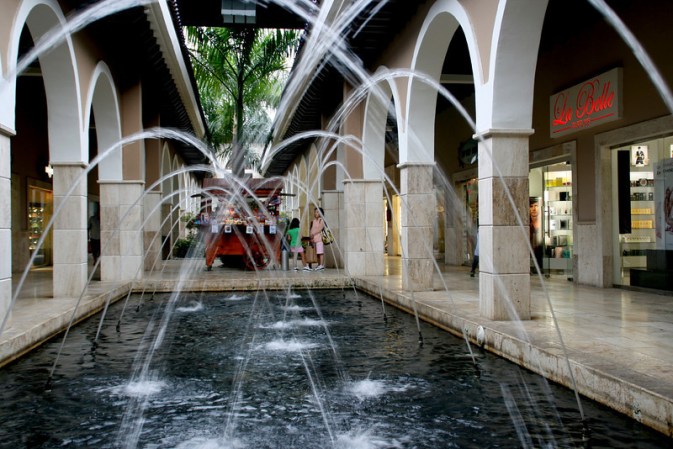 Punta Cana cuenta con una gran infraestructura: además de su aeropuerto internacional, tiene diversos hoteles y centros comerciales.