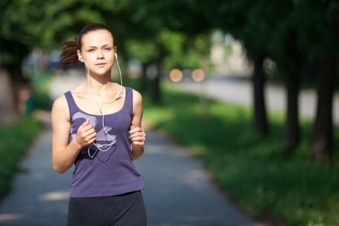 7. Cardio no es lo único para combatirla. Si quieres terminar con la mayoría de los hoyuelos que dan la impresión de una piel como cáscara de naranja, prueba a combinar 15 minutos de actividad aeróbica con 15 minutos de ejercicios de resistencia, al menos tres veces a la semana. Tendrás mucho mejores resultados que si sólo te quedas con los ejercicios aeróbicos.