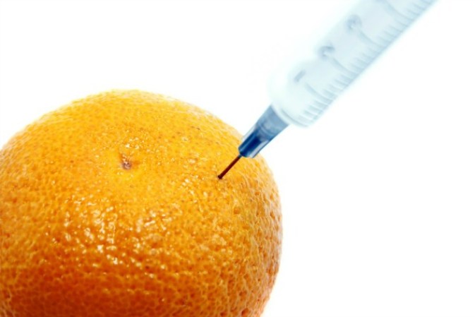 9. Inyecciones para rellenar la piel. Los rellenos dérmicos inyectables, como el Restylane y el Radiesse, usados para elevar los pómulos y eliminar las arrugas faciales también tienen buenos resultados en el combate a la celulitis, aunque sea de manera temporal. El problema es que este procedimiento es muy costoso, varios miles de dólares por cada pierna, y los resultados sólo duran unos meses.