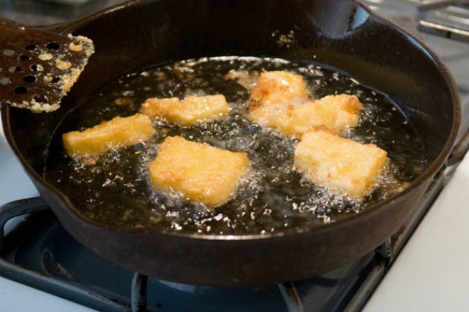 1. Comidas grasosas. La mayoría de los alimentos fritos tienen altos niveles de grasas malas, tanto saturadas como trans, que pueden afectar negativamente tu corazón y obstaculizar el flujo de sangre debido a la acumulación de una placa grasa en las arterias.