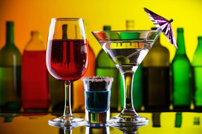 Demasiado alcohol "ahoga" el deseo sexual, disminuye la excitación y la sensibilidad, y puede disminuir tus inhibiciones, con lo que quizá tomes decisiones o hagas cosas de las que te arrepentirás a la mañana siguiente.