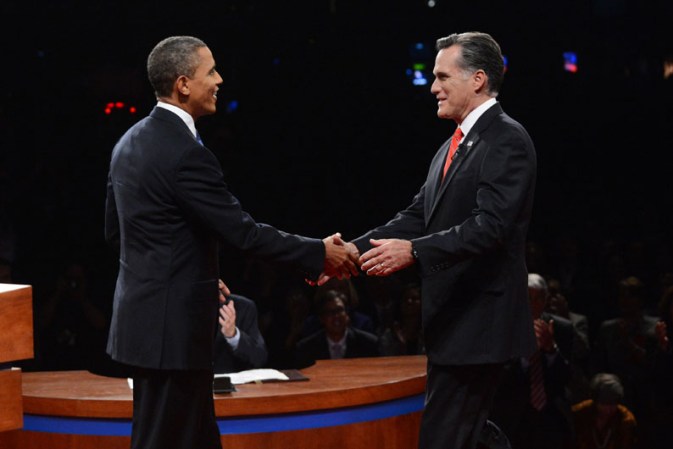 El presidente Barack Obama y el ex gobernador de Massachusetts Mitt Romney se saludan con un apretón de manos para dar inicio al debate.