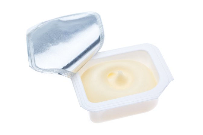Galato de propilo (E-310). Considerado peligroso, se usa como conservante y antioxidante de grasas y aceites, en margarina, bases de sopa de pollo, gomas de mascar y cereales.