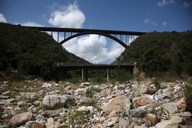 EL PUENTE VAN STADENS, SUDAFRICA: Desde su construcción en 1971 se han tirado desde sus alturas 85 suicidas.