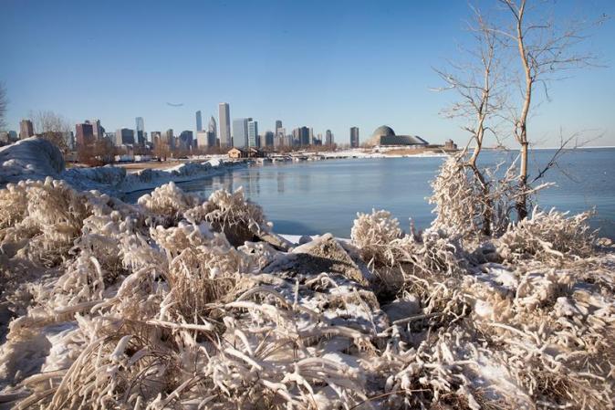 La temperatura frígida crea paisajes helados en las orillas del Lago Michigan. <br />