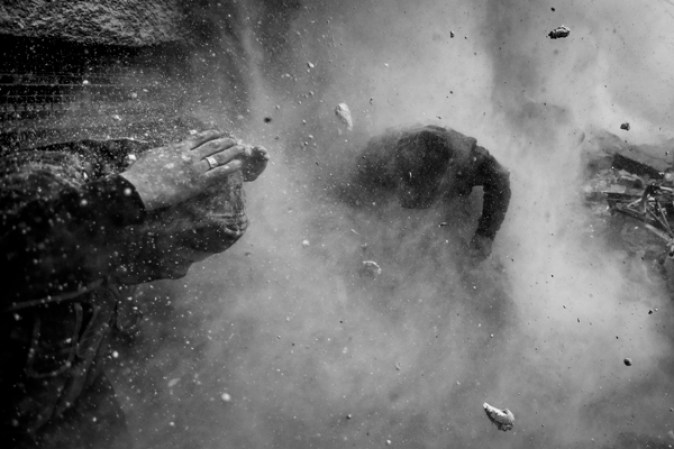 30 de enero 2013. Combatientes rebeldes sirios cubiertos en escombros luego de ser golpeados por un proyectil de un tanque del ejército sirio en el barrio de Ain Tarma de Damasco. Foto GORAN TOMASEVIC
